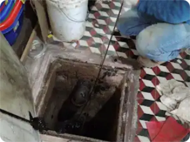 Cámara de alcantarillado con acumulación de residuos antes del destape