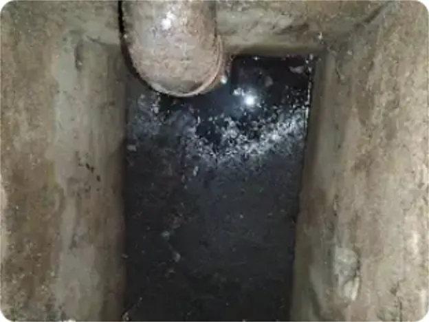 Ducto con aguas servidas detenidas por una obstrucción