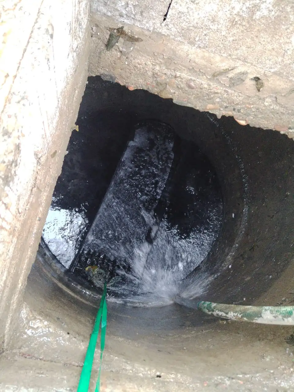Interior de una cámara durante el lavado: el agua a presión arrastra el sedimento adherido